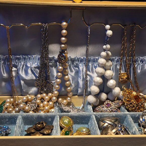 jewelry box with signed pieces - Picture 1 of 8